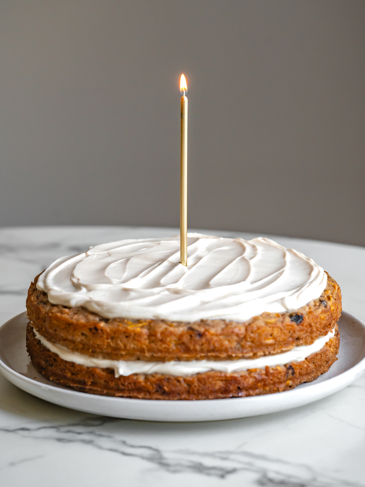 Gâteau aux carottes santé (sans sucre raffiné ni gras ajoutés) - Deux étages séparées d'un crémage blanc délectable