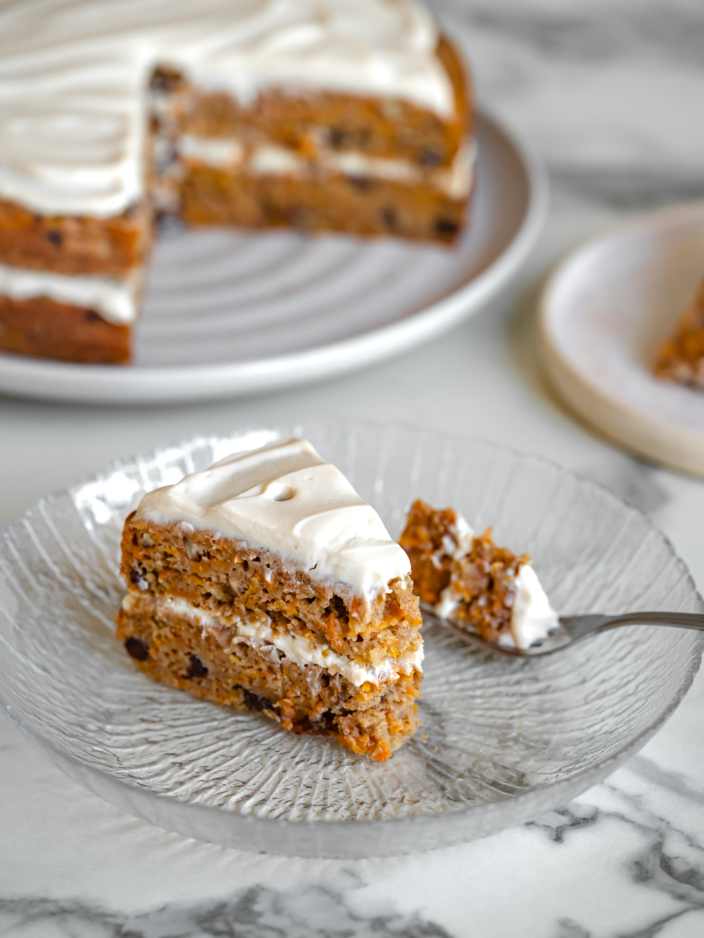 Pointe de gâteau aux carottes santé en train de se faire dévorer