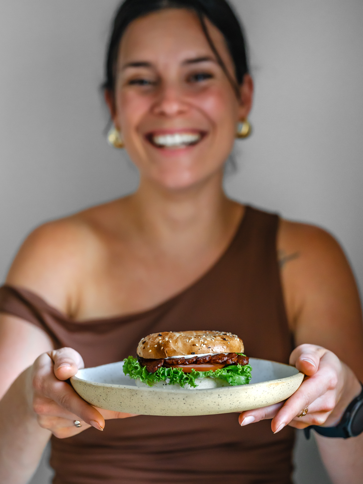 Bagel BLT au bacon de tempeh végétalien